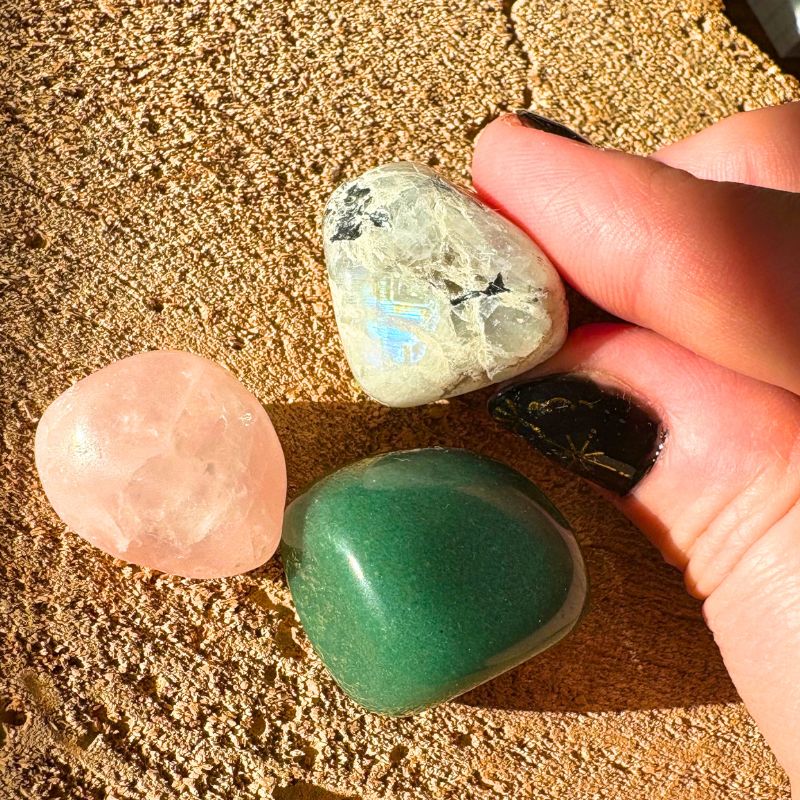 Baby Witch krystalsæt med grøn aventurin, rosakvarts og regnbue månesten. Perfekt til nybegyndere, ritualer og månearbejde. Pose + guide medfølger.