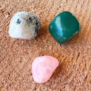 Baby Witch krystalsæt med grøn aventurin, rosakvarts og regnbue månesten. Perfekt til nybegyndere, ritualer og månearbejde. Pose + guide medfølger.