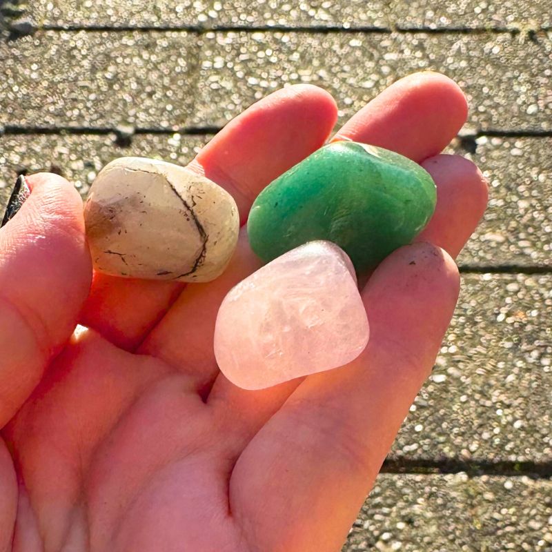 Baby Witch krystalsæt med grøn aventurin, rosakvarts og regnbue månesten. Perfekt til nybegyndere, ritualer og månearbejde. Pose + guide medfølger.