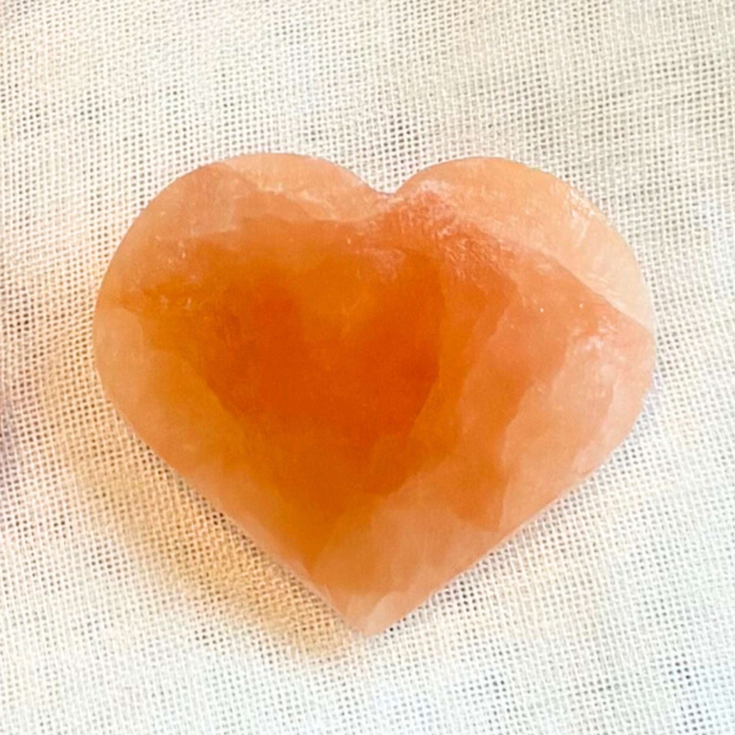 Rød selenit hjerte ca. 4x4 cm med ro, grounding og rensende energi. Ideel til energiarbejde og rensning af krystaller. Må ikke i vand.
