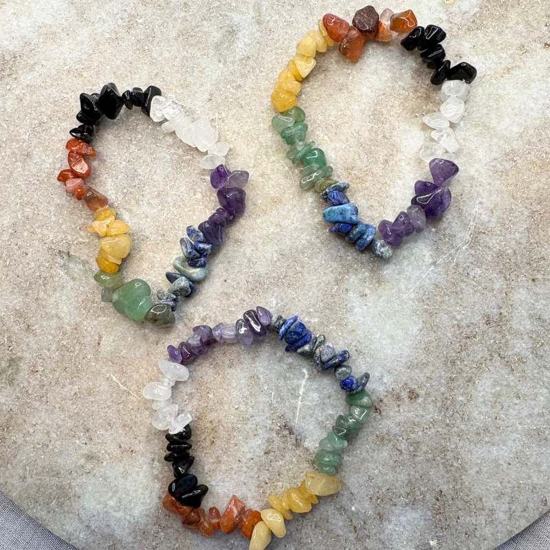 Chakra armbånd med 7 krystaller til ro, balance og stabil energi. Brug i hverdagen, meditation og ritualer. Rens med røg, selenit eller månelys.