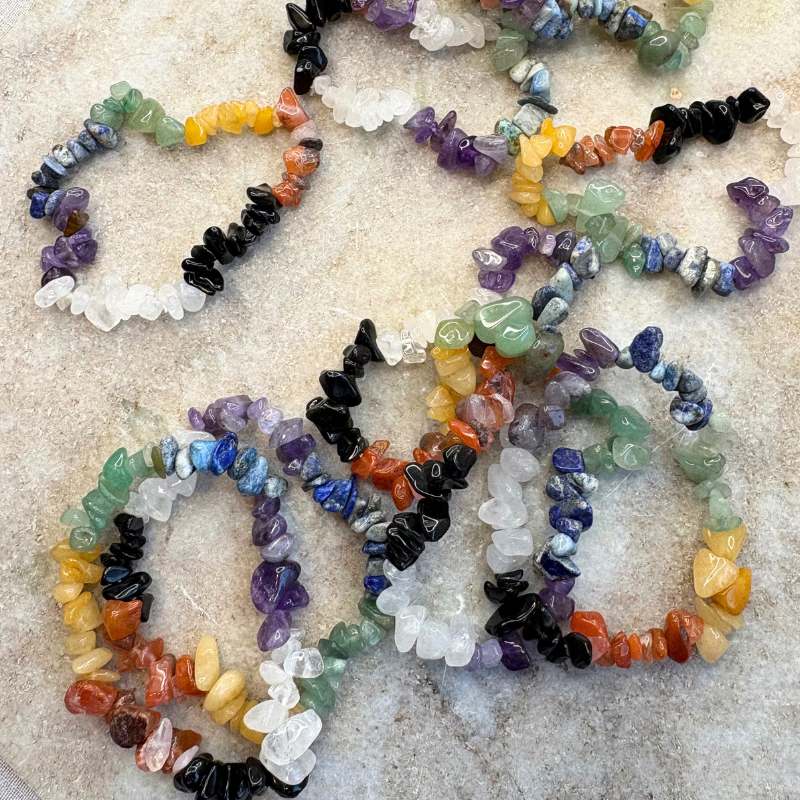 Chakra armbånd med 7 krystaller til ro, balance og stabil energi. Brug i hverdagen, meditation og ritualer. Rens med røg, selenit eller månelys.