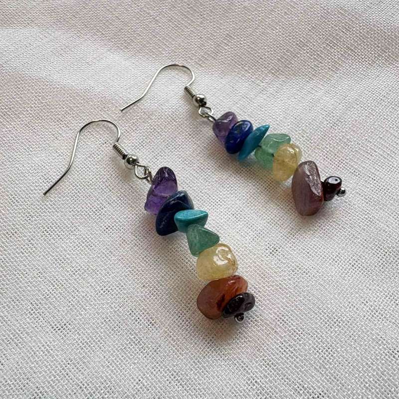 Chakra øreringe med 7 krystaller for balance og energiflow. Granat, karneol, citrin, grøn aventurin, howlit, lapis lazuli og ametyst.