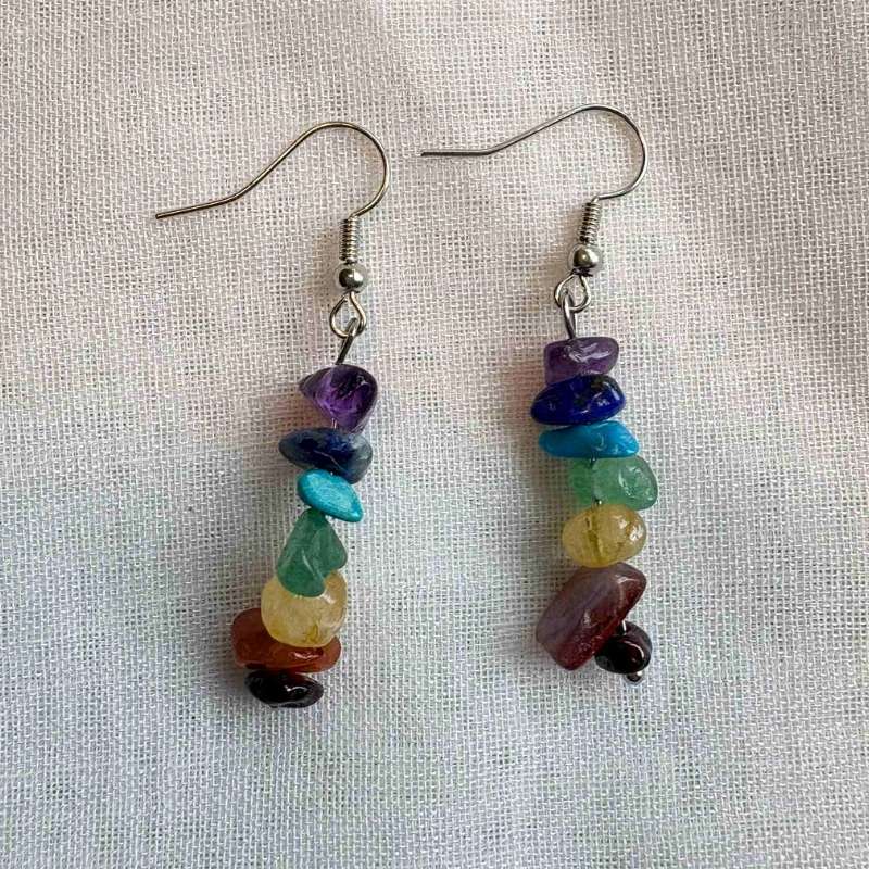 Chakra øreringe med 7 krystaller for balance og energiflow. Granat, karneol, citrin, grøn aventurin, howlit, lapis lazuli og ametyst.