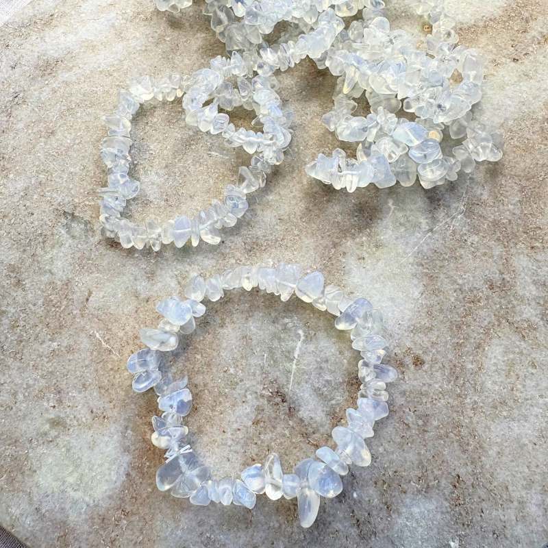 Opalit armbånd med drømmende glød for ro, klarhed og følelsesmæssig balance. Støtter intuition og lethed ved stress og forandring.