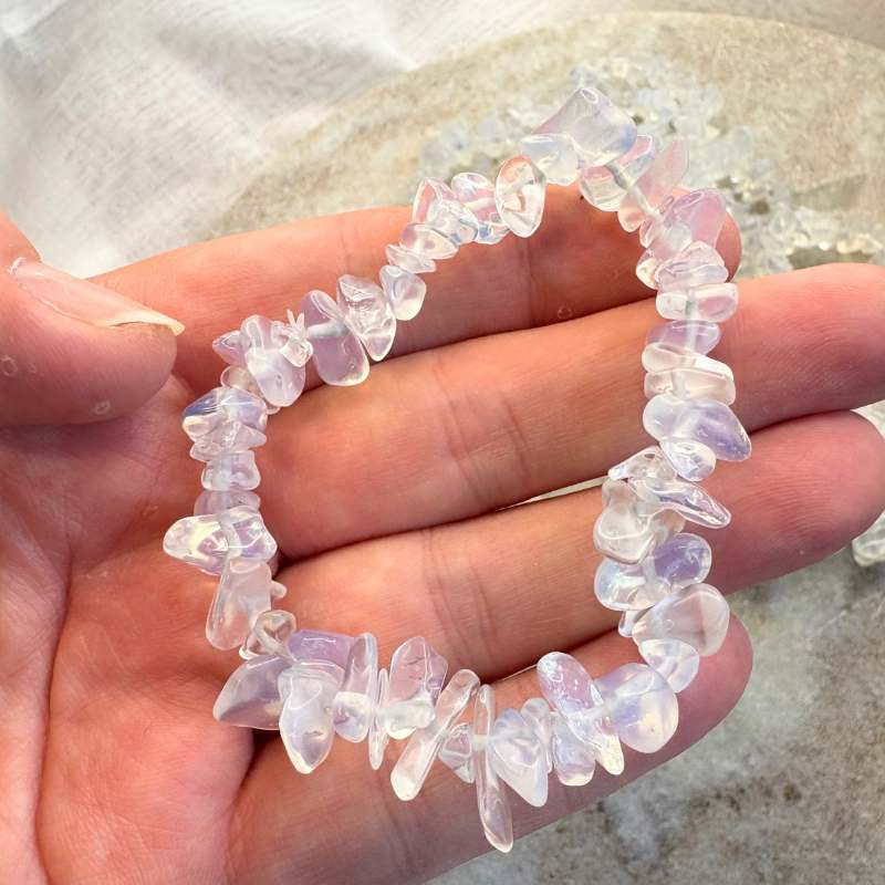 Opalit armbånd med drømmende glød for ro, klarhed og følelsesmæssig balance. Støtter intuition og lethed ved stress og forandring.