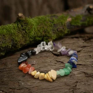chakra-chips-armbaand-krystaller-on-wood