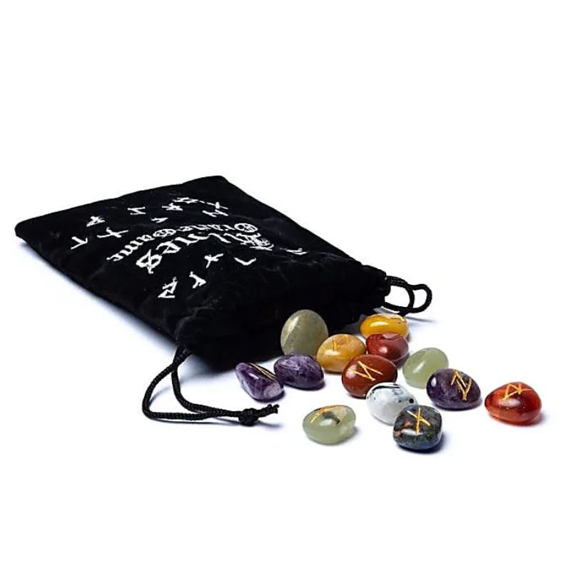 Runeorakel med chakra sten i ædelsten i sort fløjlspose