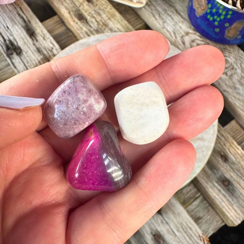 Krystaller til ro med Lepidolit, Pink Agat og Scolicit